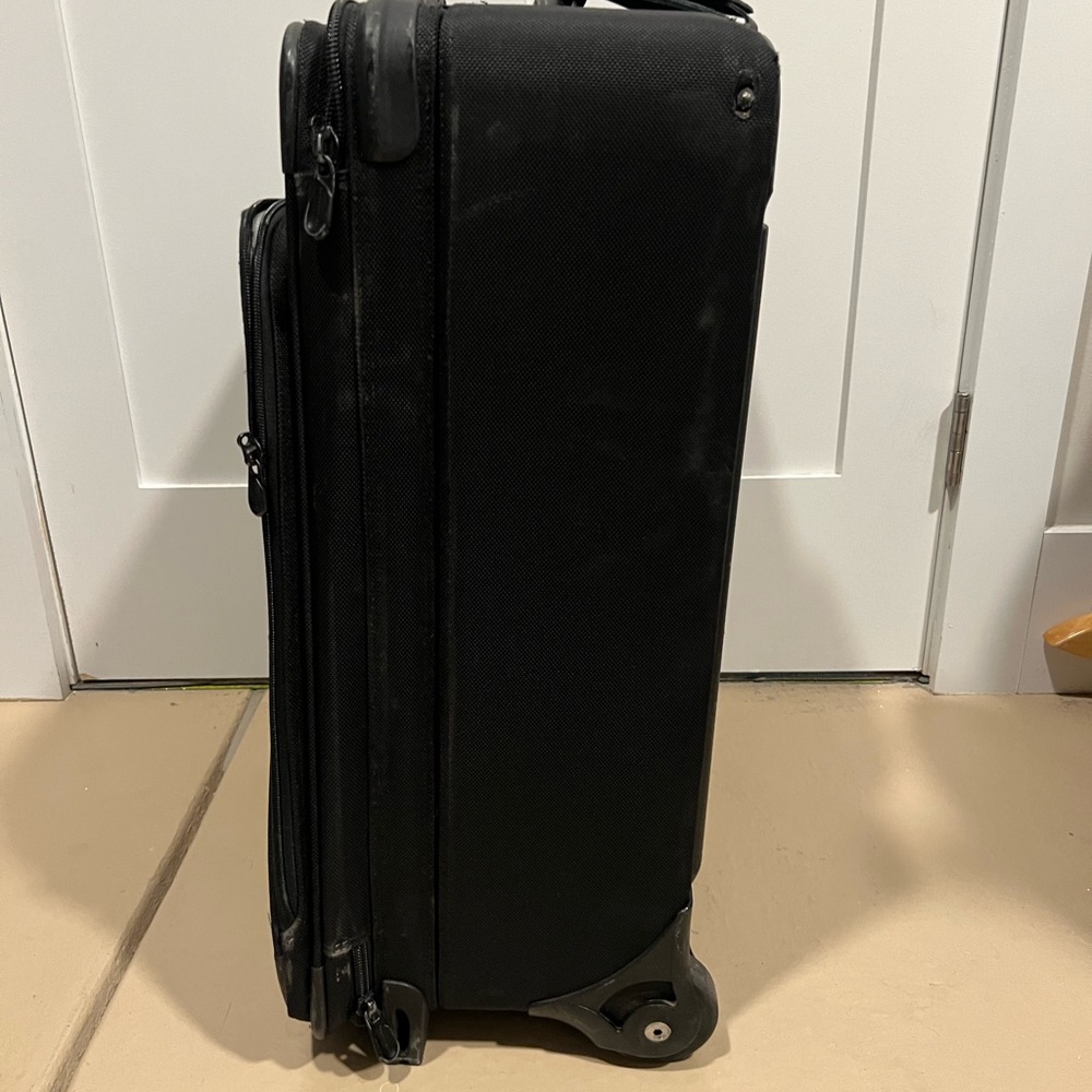 Briggs & Riley Sleek Black Suitcase - Picture 6 of 17